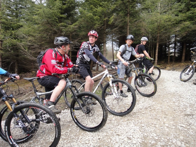  La mountain bike è un'ottima attività da fare con gli amici 